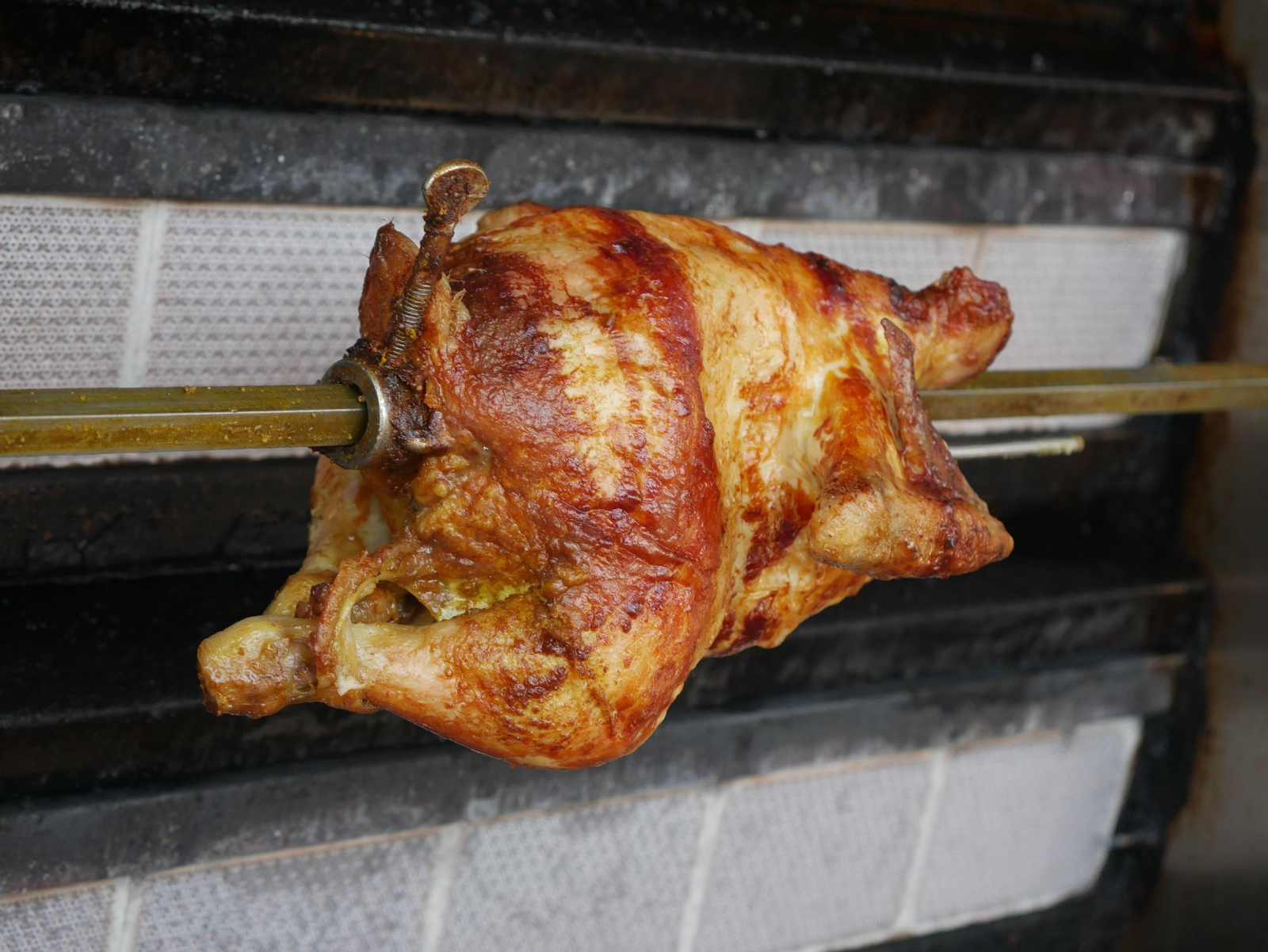 Así es la venta de pollos asados en los negocios ambulantes de Almería