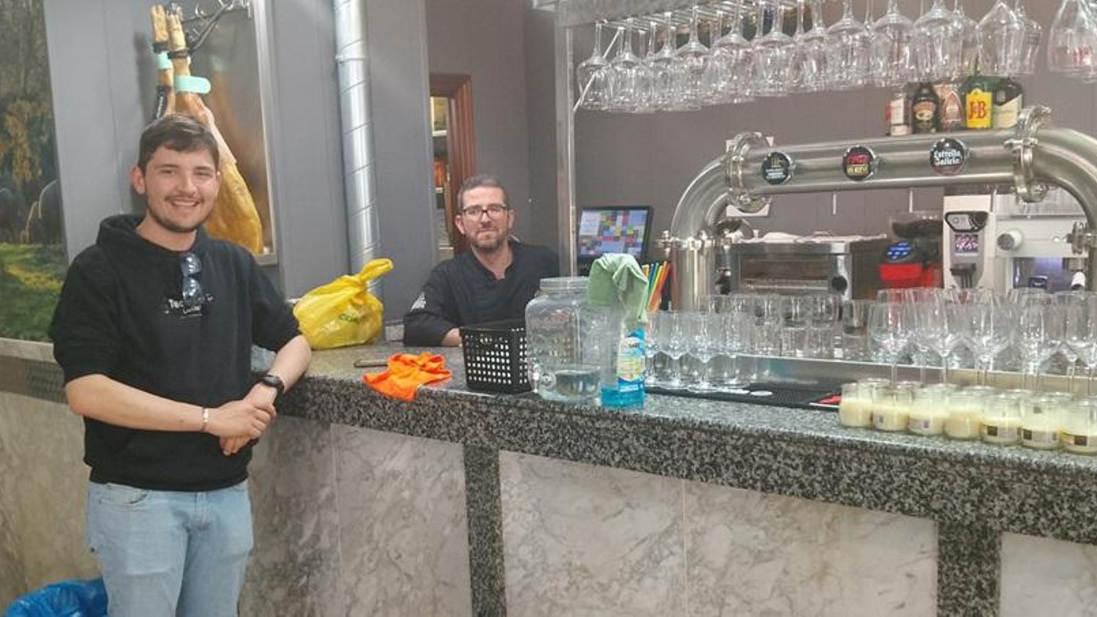 José María Taboada posa con uno de sus camareros en la Taberna El 6