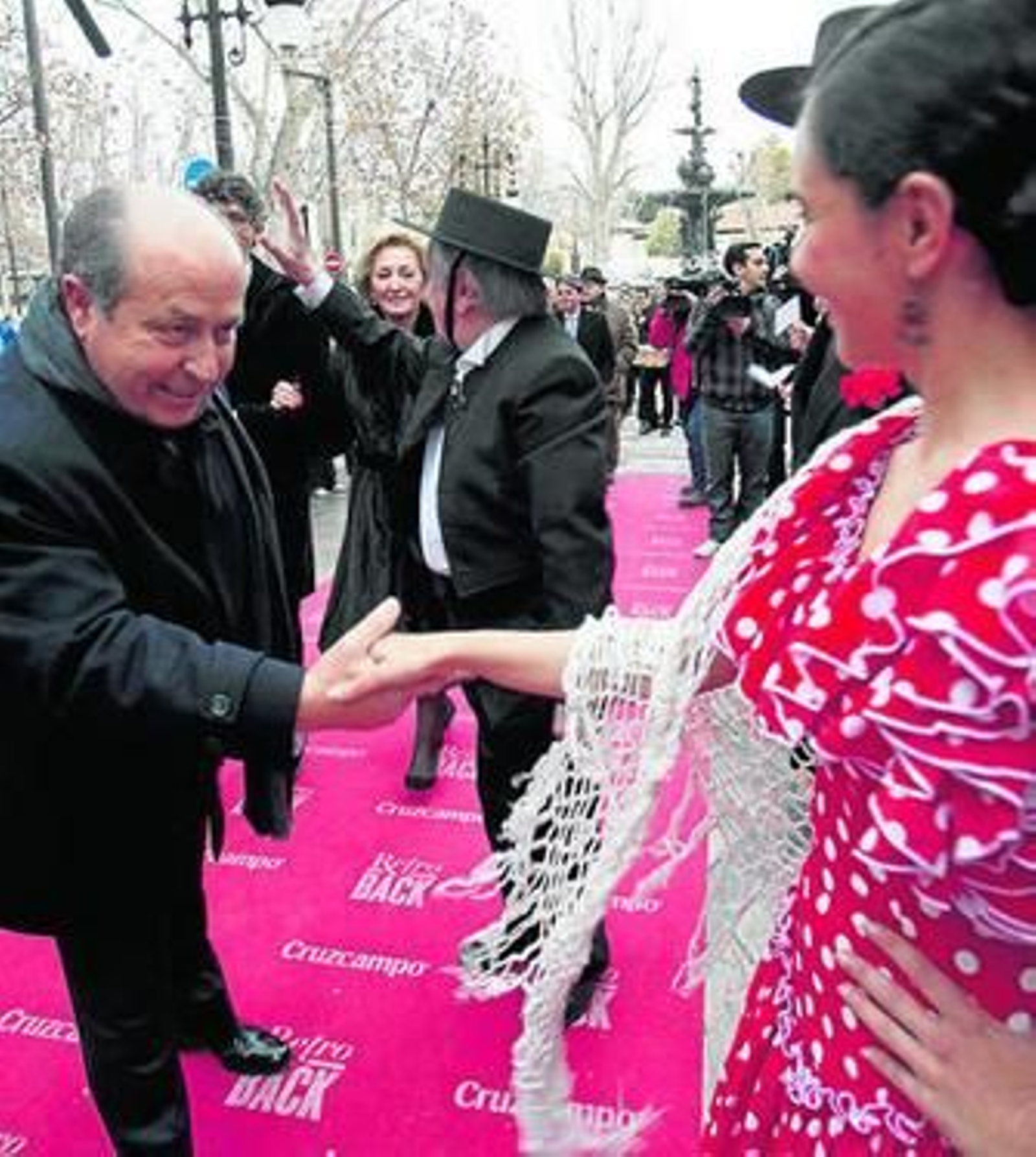 1. El alcalde saluda a la cantaora que entonó a la perfección eso de 'Americanos'2. Don Pablo, el personaje que interpretó de una forma brillante Pepe Isbert, y que ayer retomó Cantero. 3. Participaron la compañía Teatro para un Instante, el Grupo de Bailes Regionales del Ayuntamiento, la Asociación Musical Trevenque Charanga Vaso Largo, el Aula de Formación Continua de la UGR y el Taller de Teatro Marqués de Mondéjar. Fotos: Lucía Rivas.