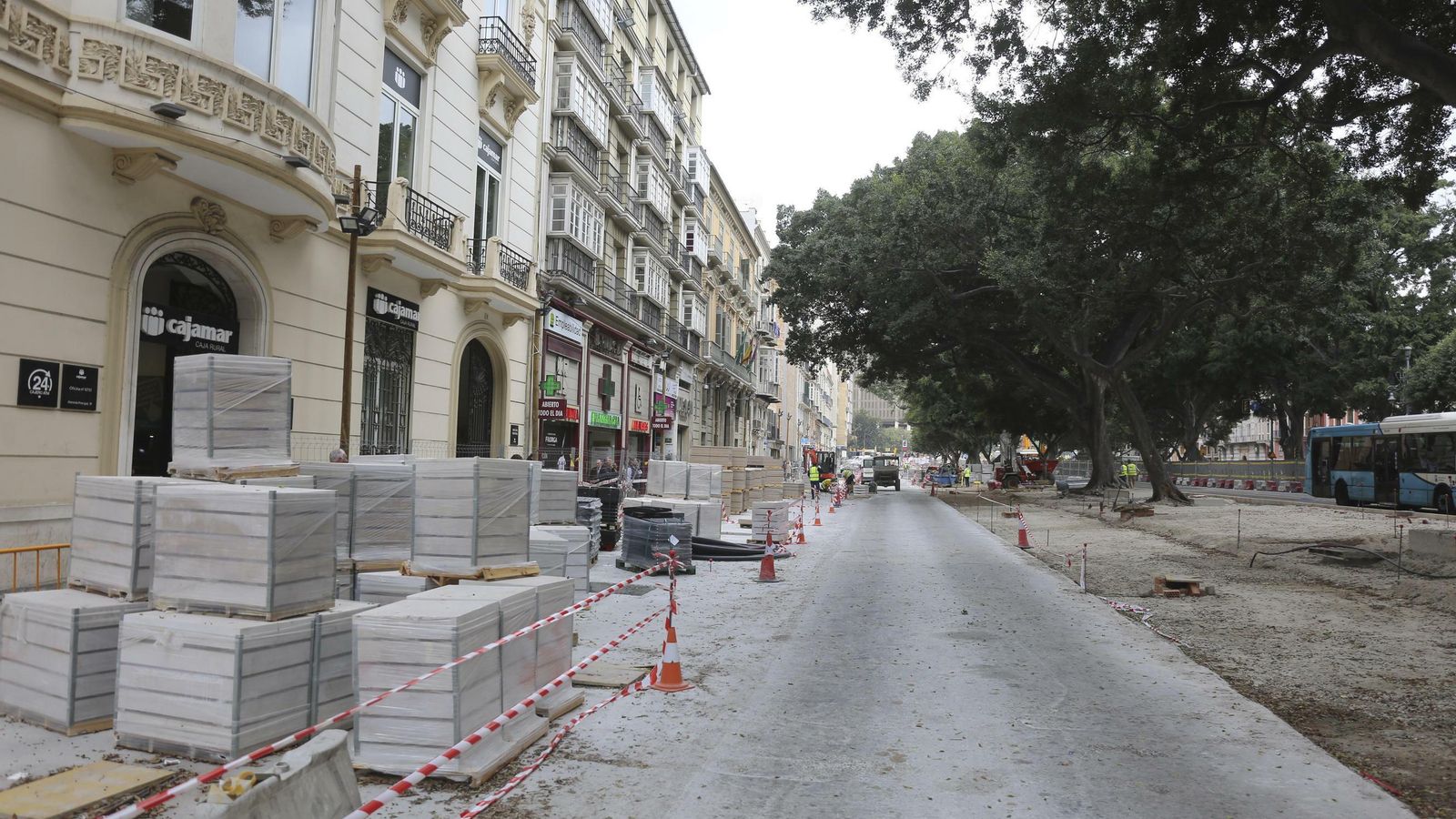 Acopio de solería y material en el lateral sur de la Alameda.