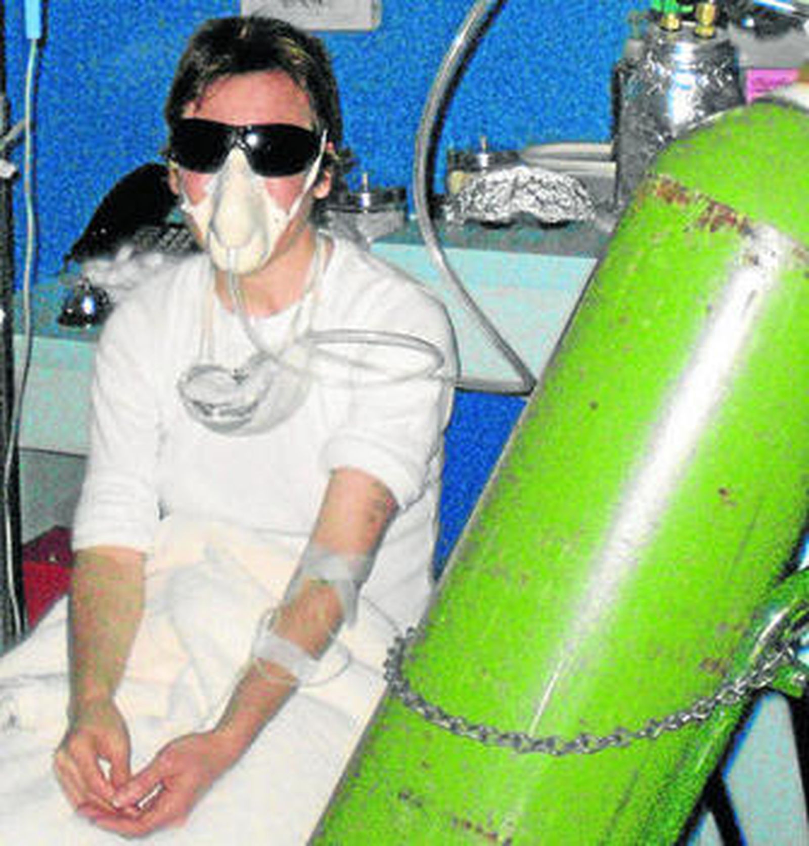 Elvira, conocida como la 'chica burbuja' de Valencia,  tiene 37 años y padece la enfermedad desde hace ocho.