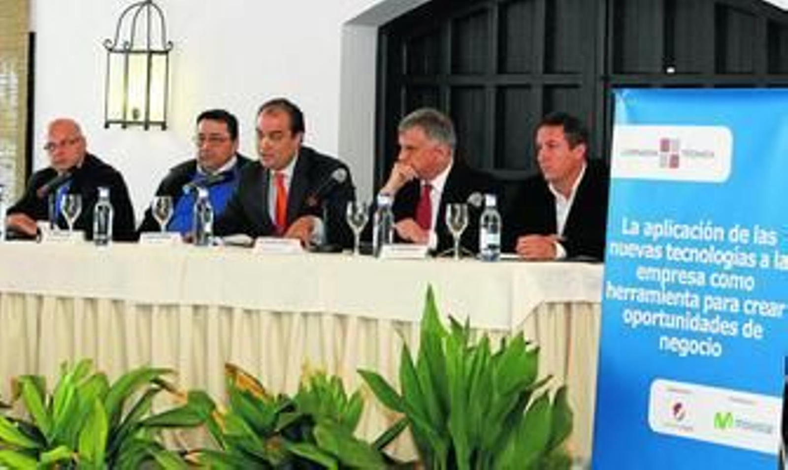 Imagen de los ponentes y el moderador de la mesa redonda de las jornadas técnicas celebradas ayer en el Cortijo de Ducha.