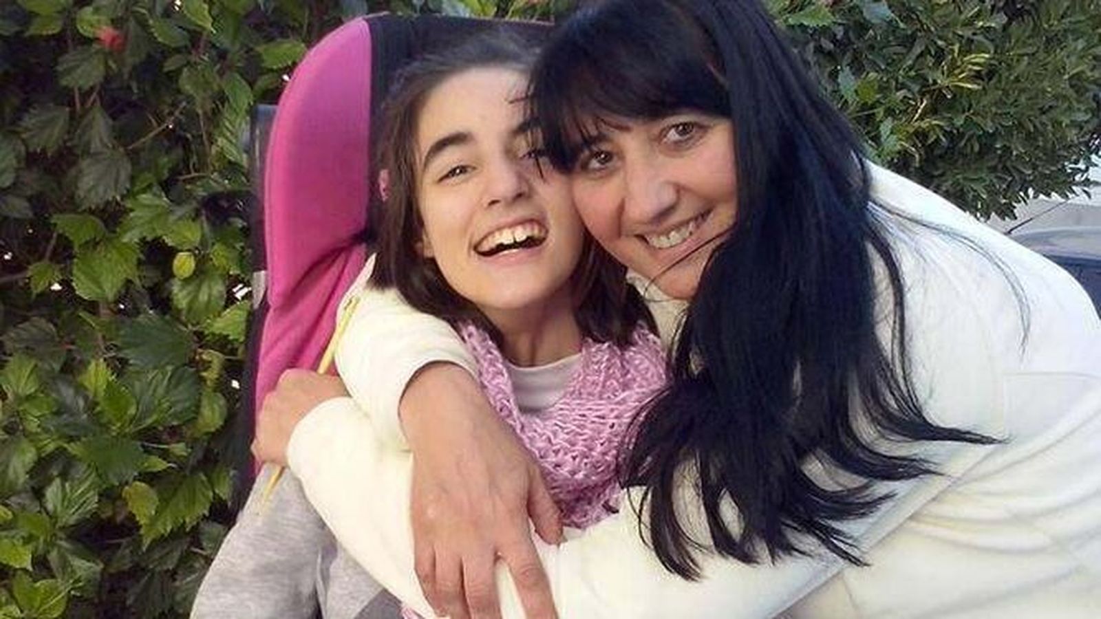 La joven Ana Julia Jurado, que va a iniciar segundo de Bachillerato, abrazada por su madre, que ha denunciado el caso.