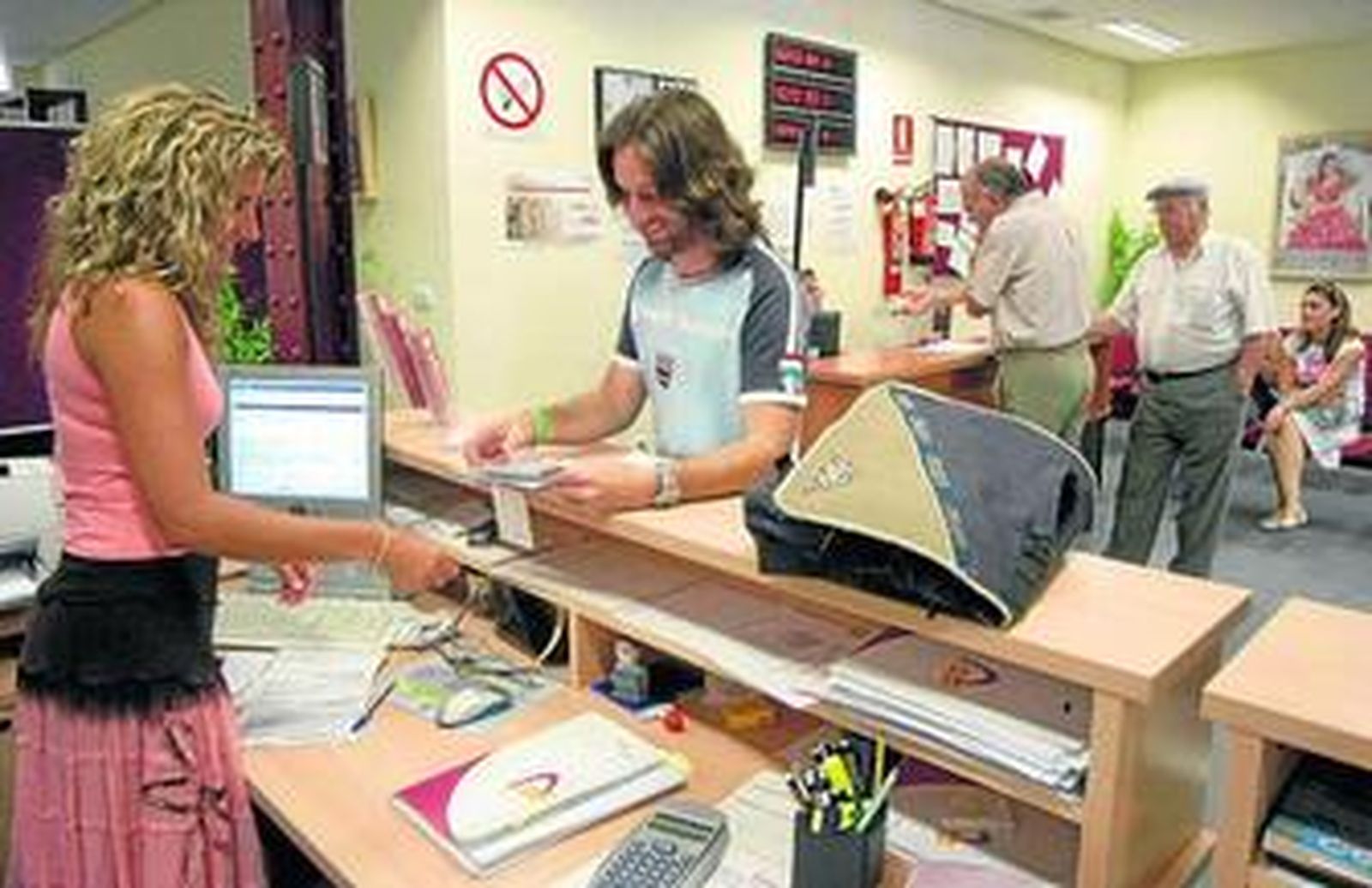 Personal de la Agencia Tributaria de Sevilla atiende las consultas de los contribuyentes.