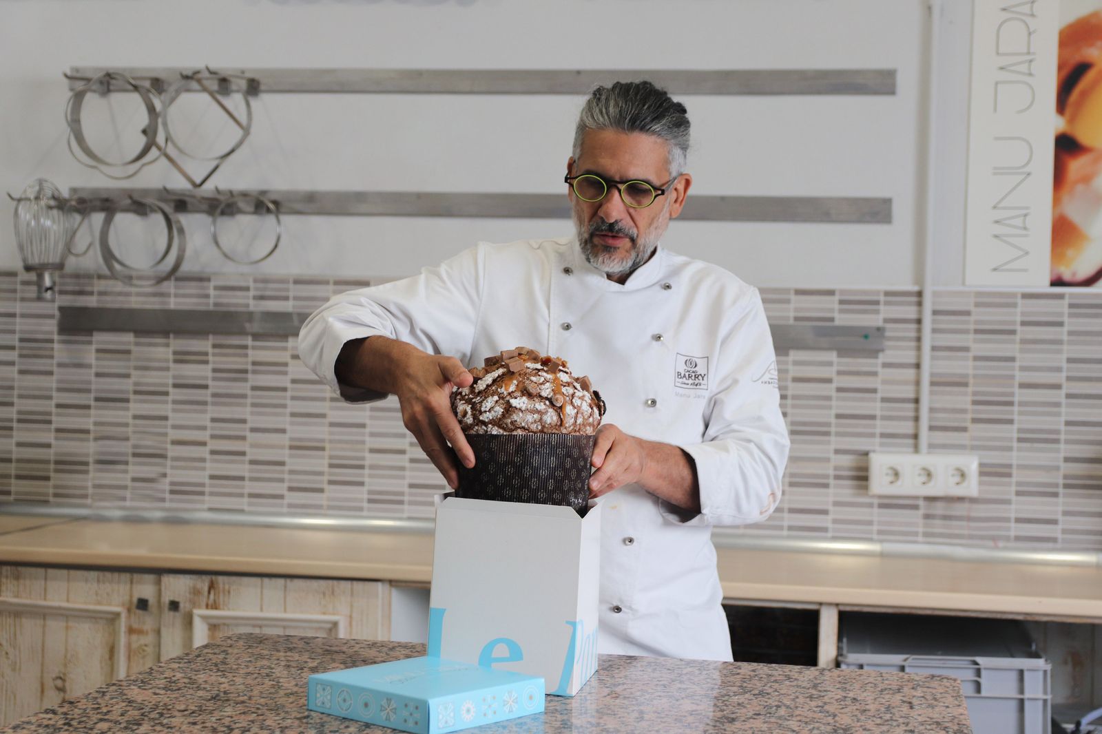 El repostero Manu Jara, con un 'panettone' de su nueva temporada.