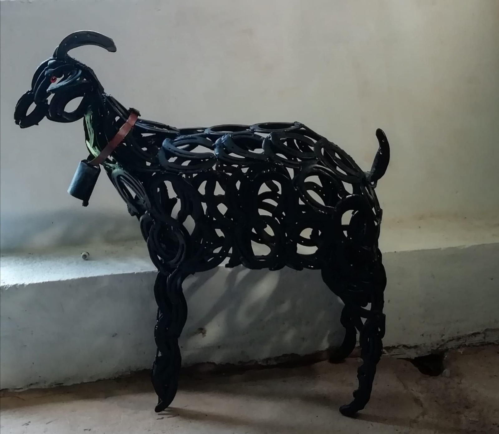 El artista de Aracena que convierte herraduras en obras de arte únicas: Ha creado más de 300 figuras de hierro