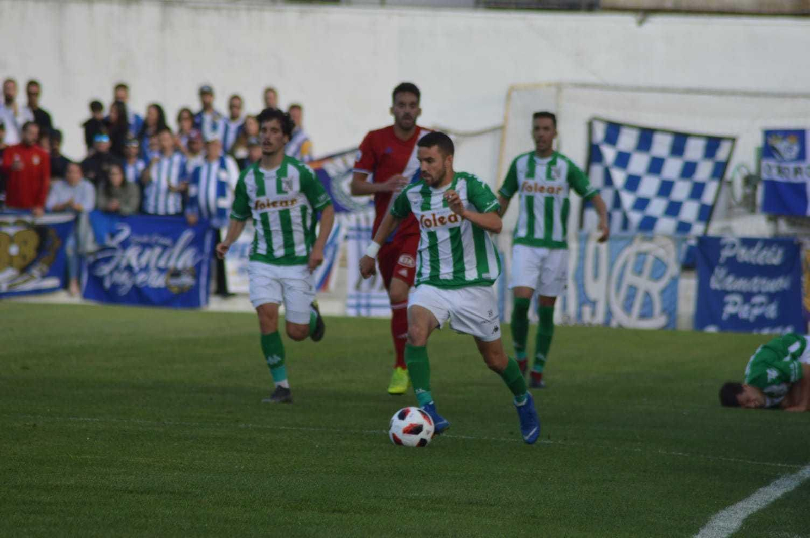 Un jugador verdiblanco avanza con el balón en el partido contra el Recre.
