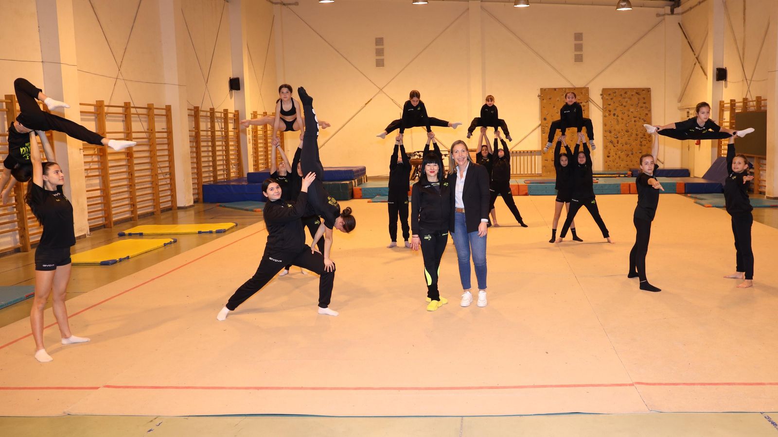 La política posa con las gimnastas realizando diferentes acrobacias.