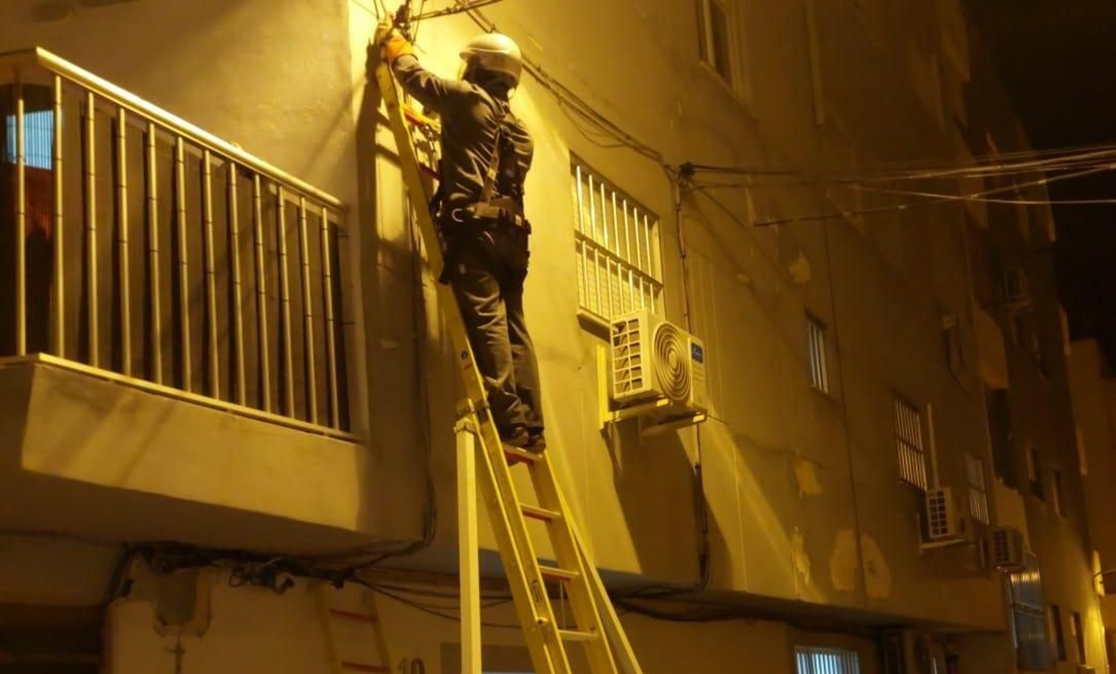 Técnicos desconectando enganches ilegales.