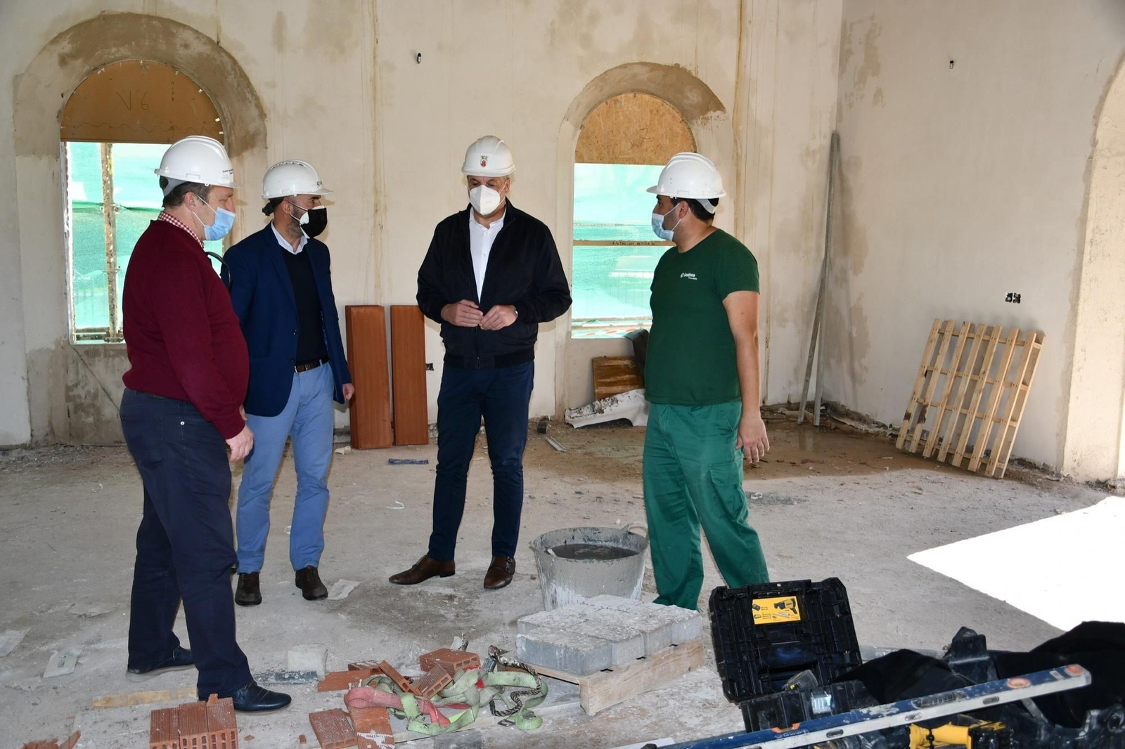 Autoridades sanroqueñas, durante su visita a las obras de la estación férrea