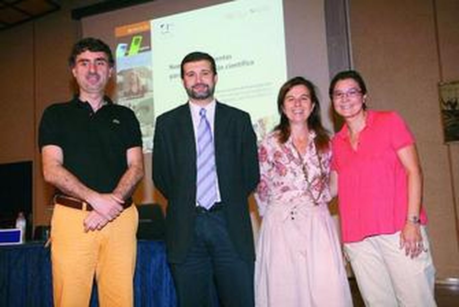 Los miembros de la plataforma, ayer, durante su presentación en la Facultad de Ciencias.