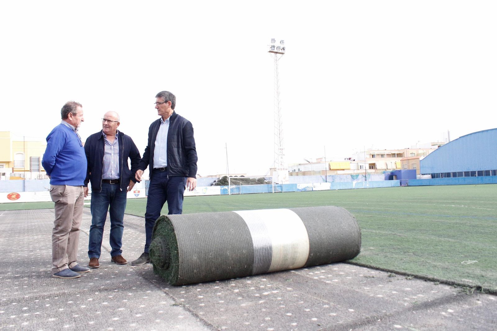 Colocación del nuevo césped en el Estadio Miramar de Adra.