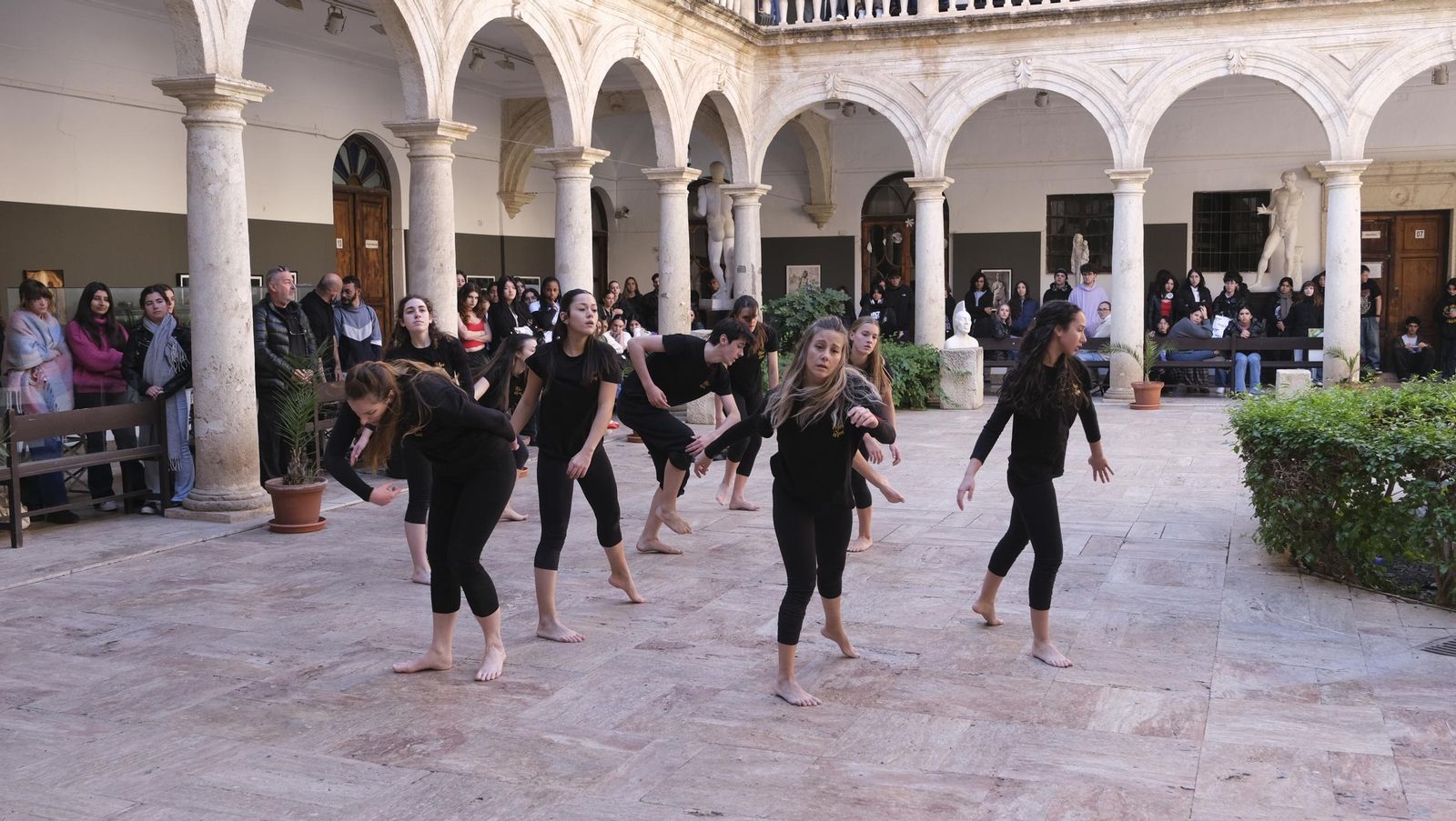 ¿Eres + machista o + racista?, exposición en la Escuela de Artes de Almería, en imágenes