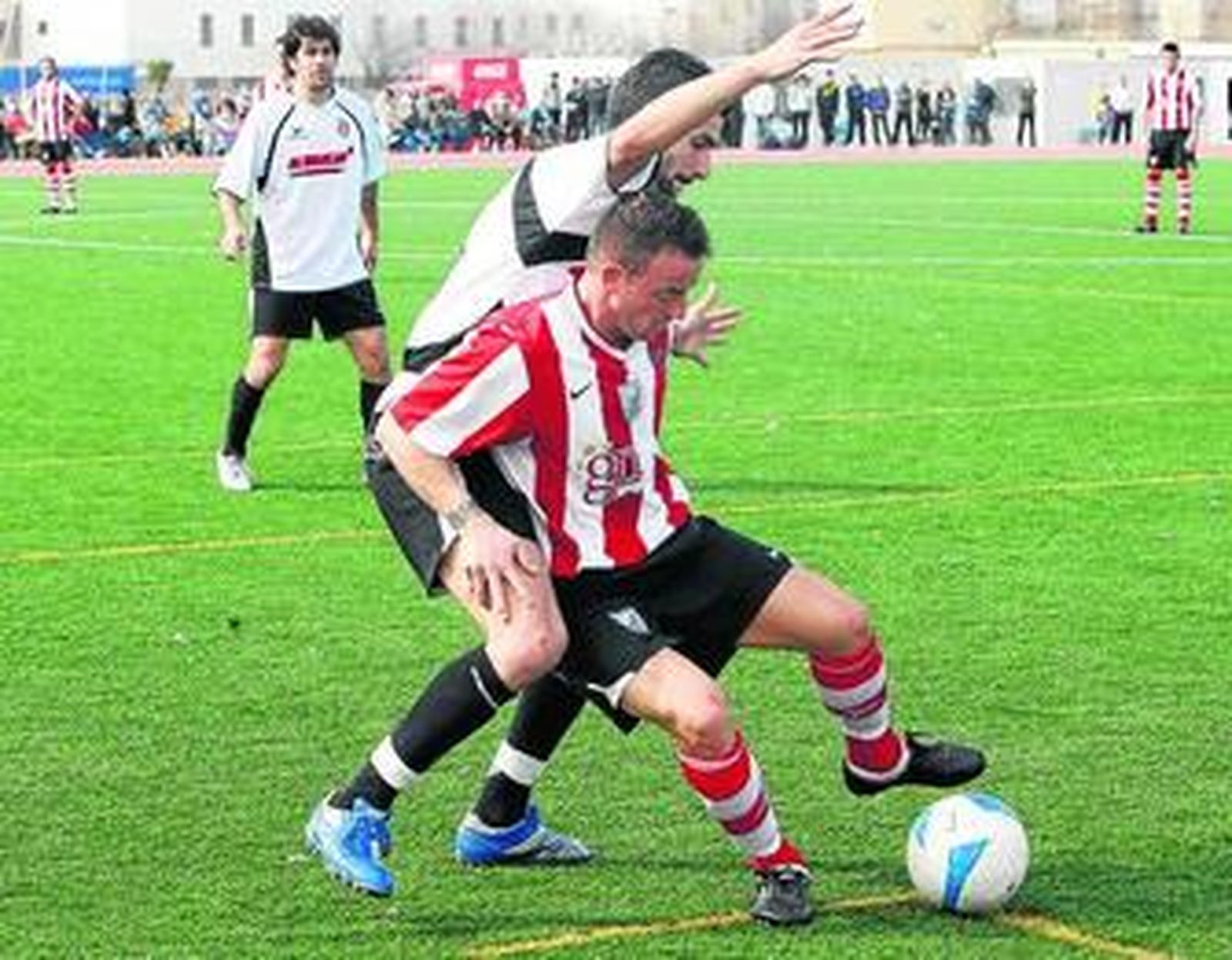 El jugador del Deportes Romero Dani Galindo controla el balón ante un rival.