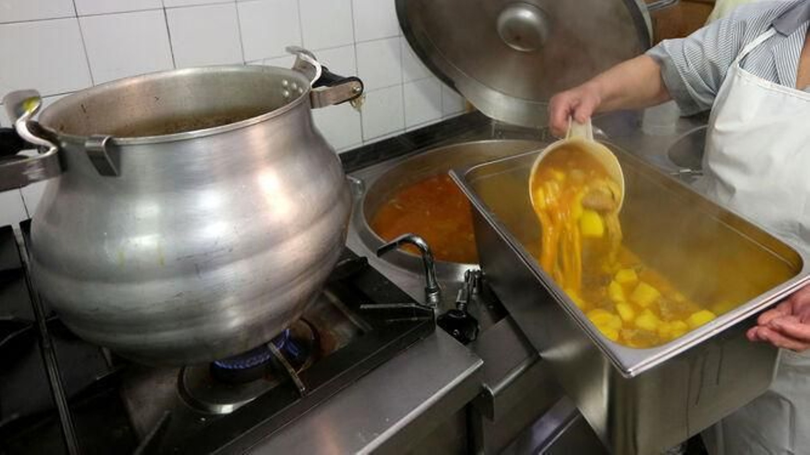 Un total de 20 voluntarios han envasado a diario los guisos.