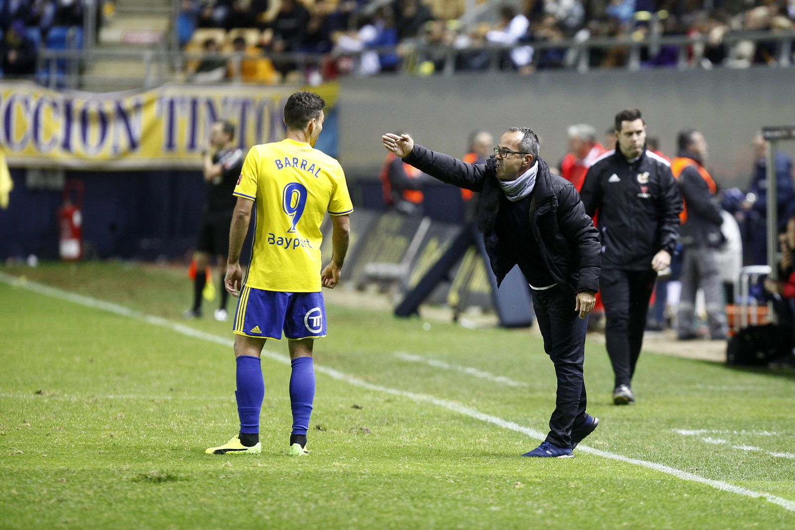 Cervera dialoga con Barral para transmitirle alguna indicación en la zona de ataque del equipo.
