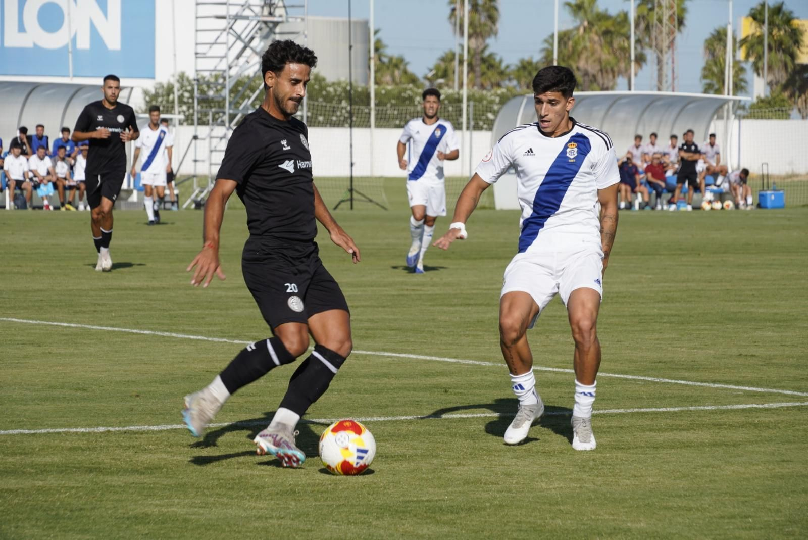 Paolo presiona a Marrufo que controla el balón.