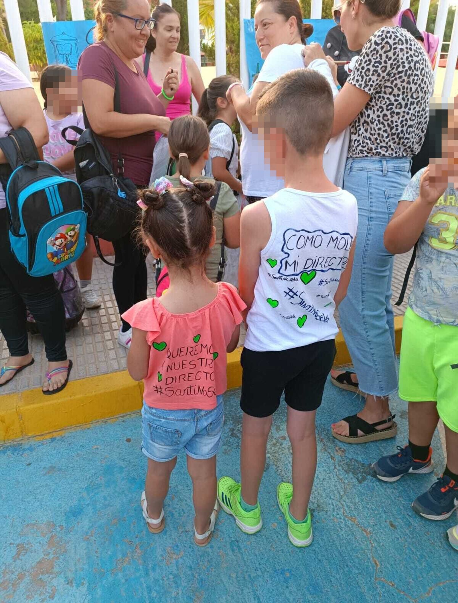Alumnos con camisetas en apoyo al director del colegio.