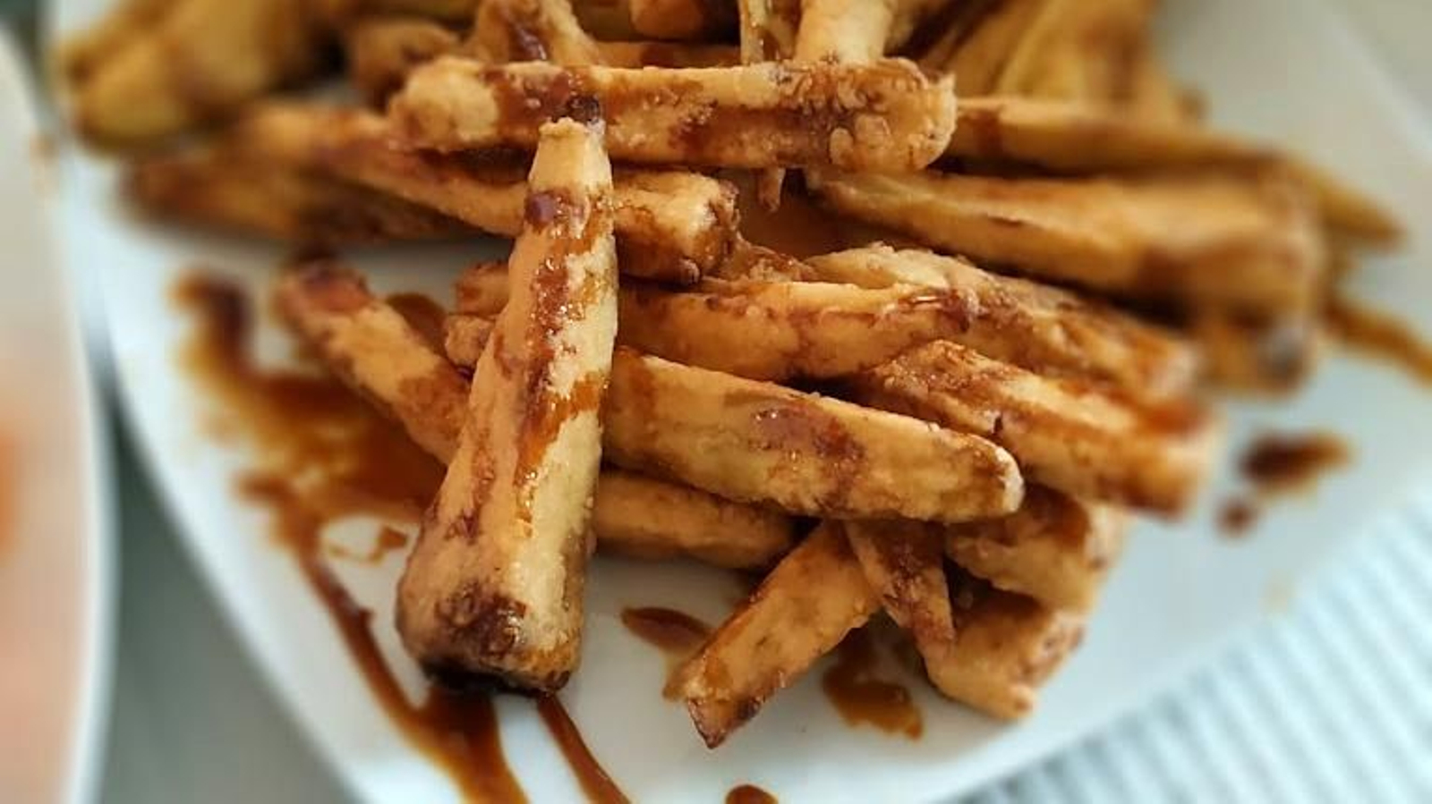 Las berenjenas fritas y en su punto perfecto se sirven tradicionalmente con miel de caña.