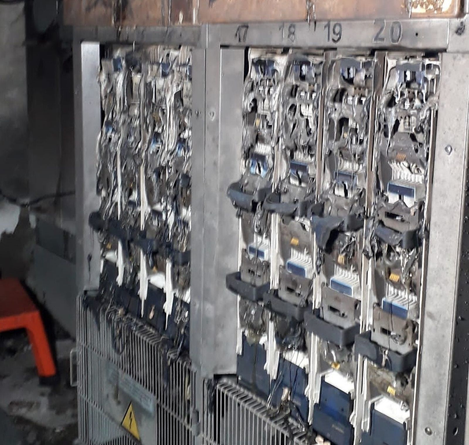 Imagen de la intervención de los bomberos de Granada en el centro de transformación de electricidad