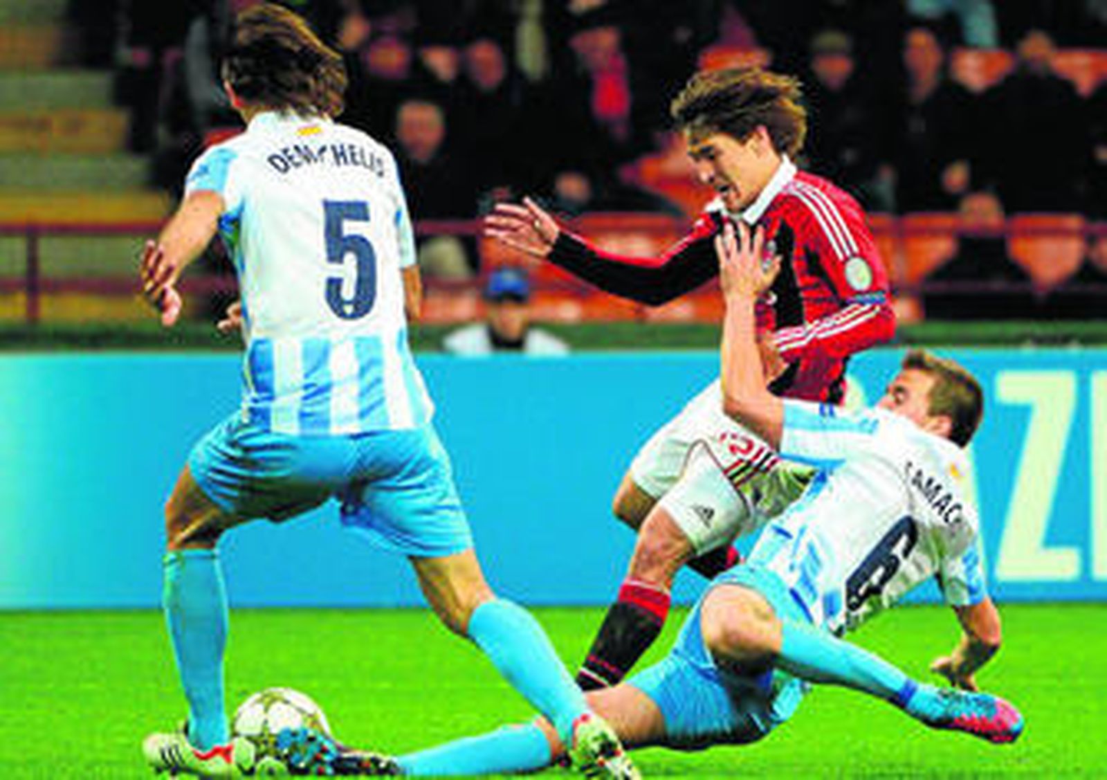 Camacho le arrebata el balón a Bojan en el partido de Champions en San Siro.