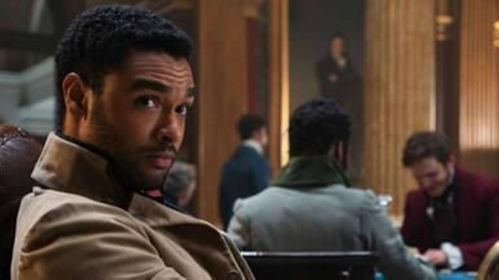 Regé-Jean Page encarna el papel del Duque de Hastings.