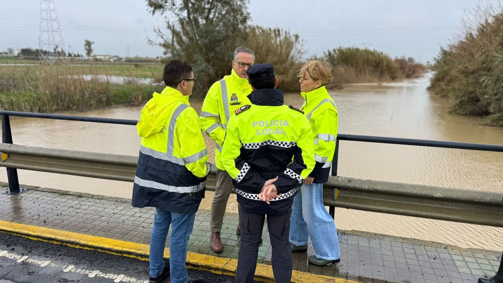 La alcaldesa durante la supervisión.