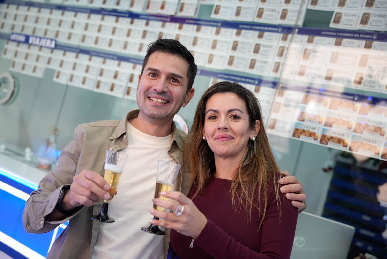 La lluvia de millones de la Lotería de Navidad llega a Roquetas, Las Norias, Las Cabañuelas y a Almería, en fotos