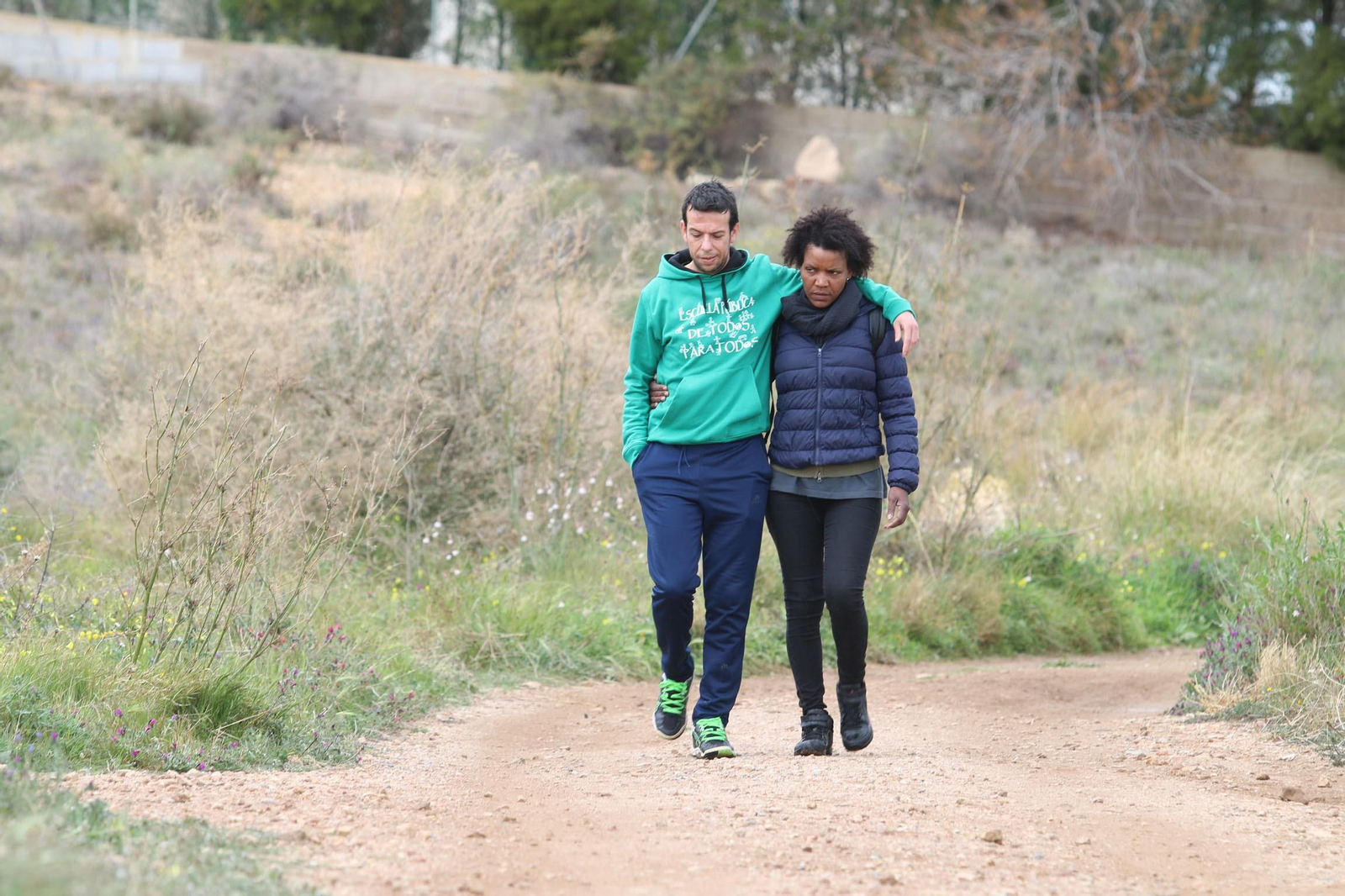 Ana Julia Quezada, con el padre de Gabriel, en uno de los rastreos.