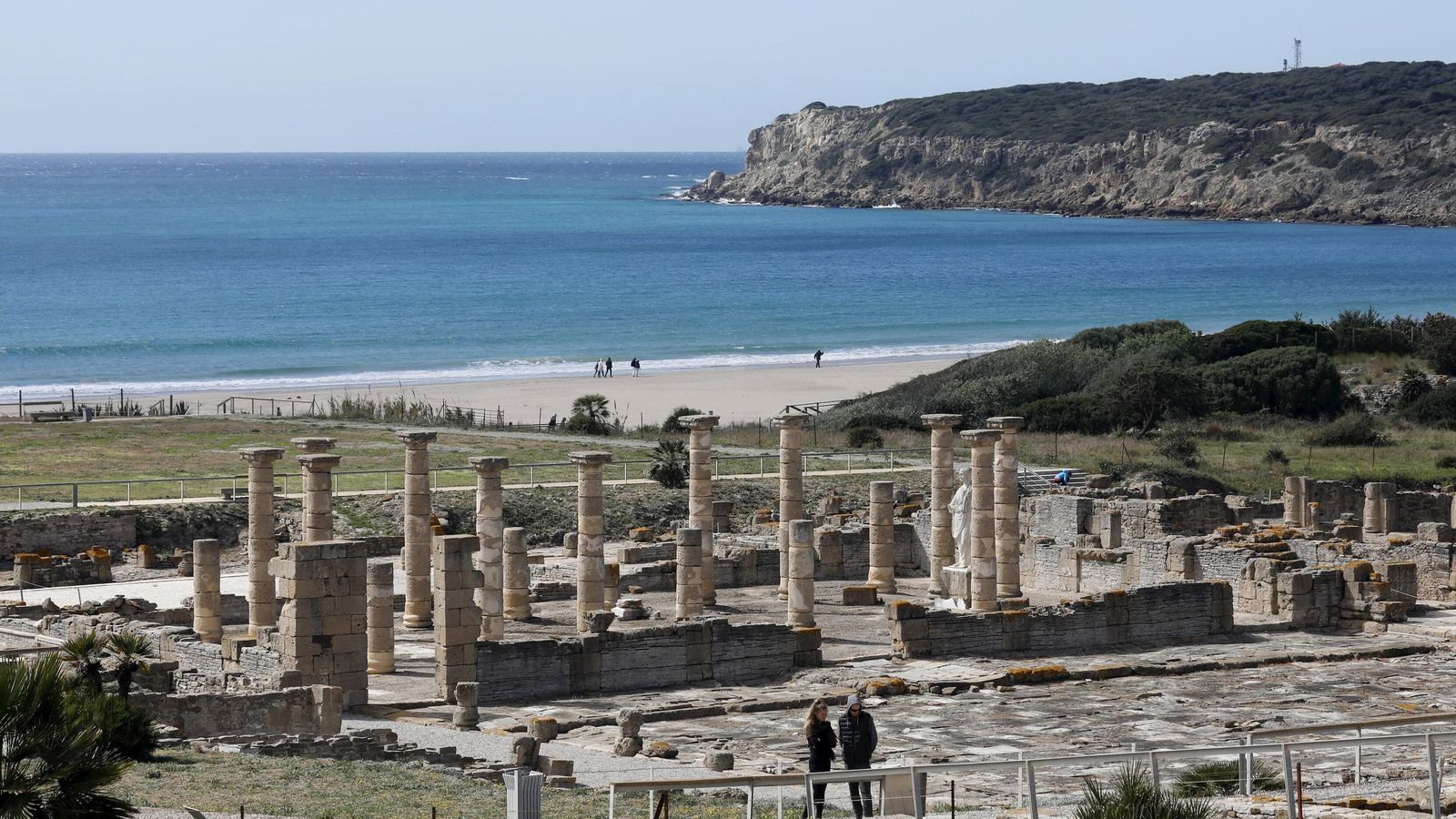 Restos de la antigua ciudad romana de Baelo Claudia, junto a la playa de Bolonia, uno de los yacimientos arqueológicos mejor conservados del litoral andaluz, frente al Estrecho de Gibraltar.