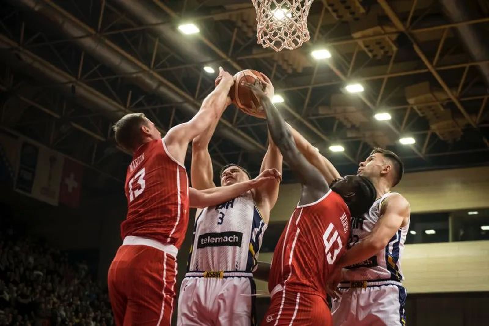 Bosnia gana a Suiza con Emir Sulejmanovic rozando el doble doble