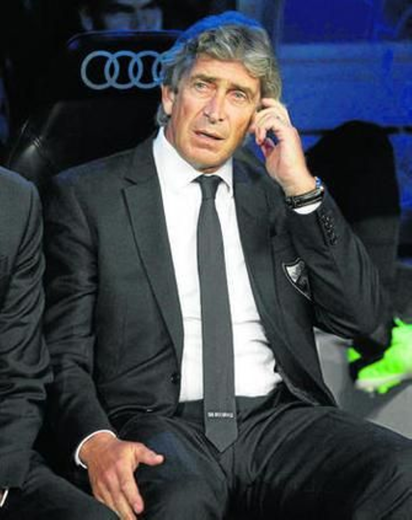 Pellegrini sentado en el banquillo del Santiago Bernabéu.