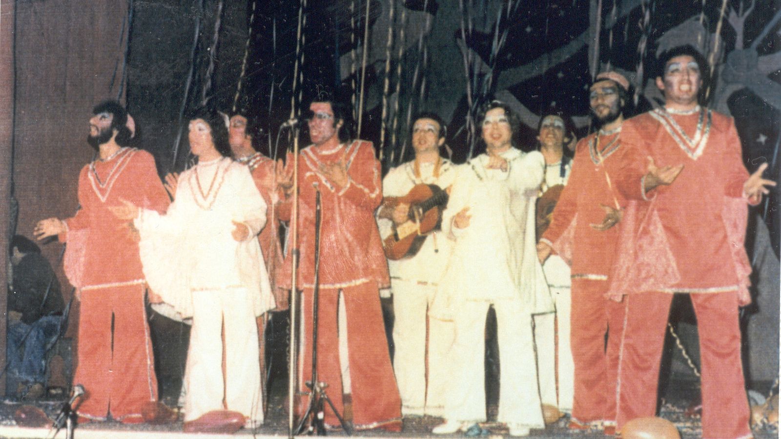 Castejón, el tercero por la derecha cantando en ‘Ángeles y demonios’ (1979).