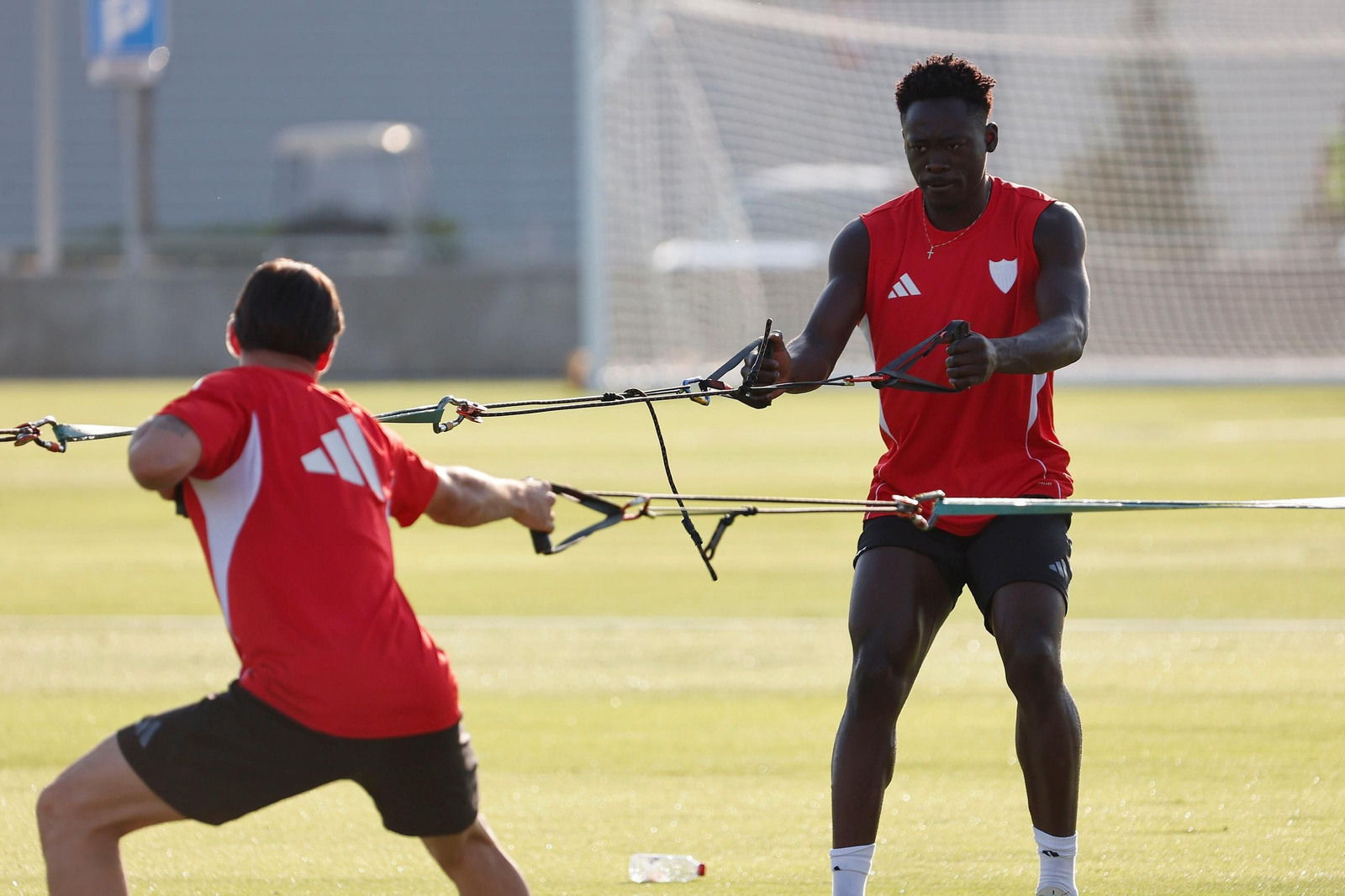 Akor Adams tira de unas cintas de fuerza frente a Azpilicueta.