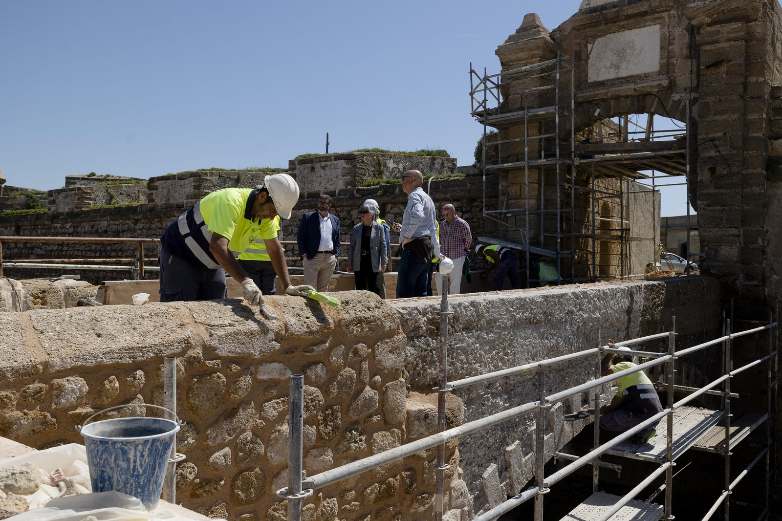 Imágenes de las obras de rehabilitación en el recinto interior del castillo de San Sebastián.