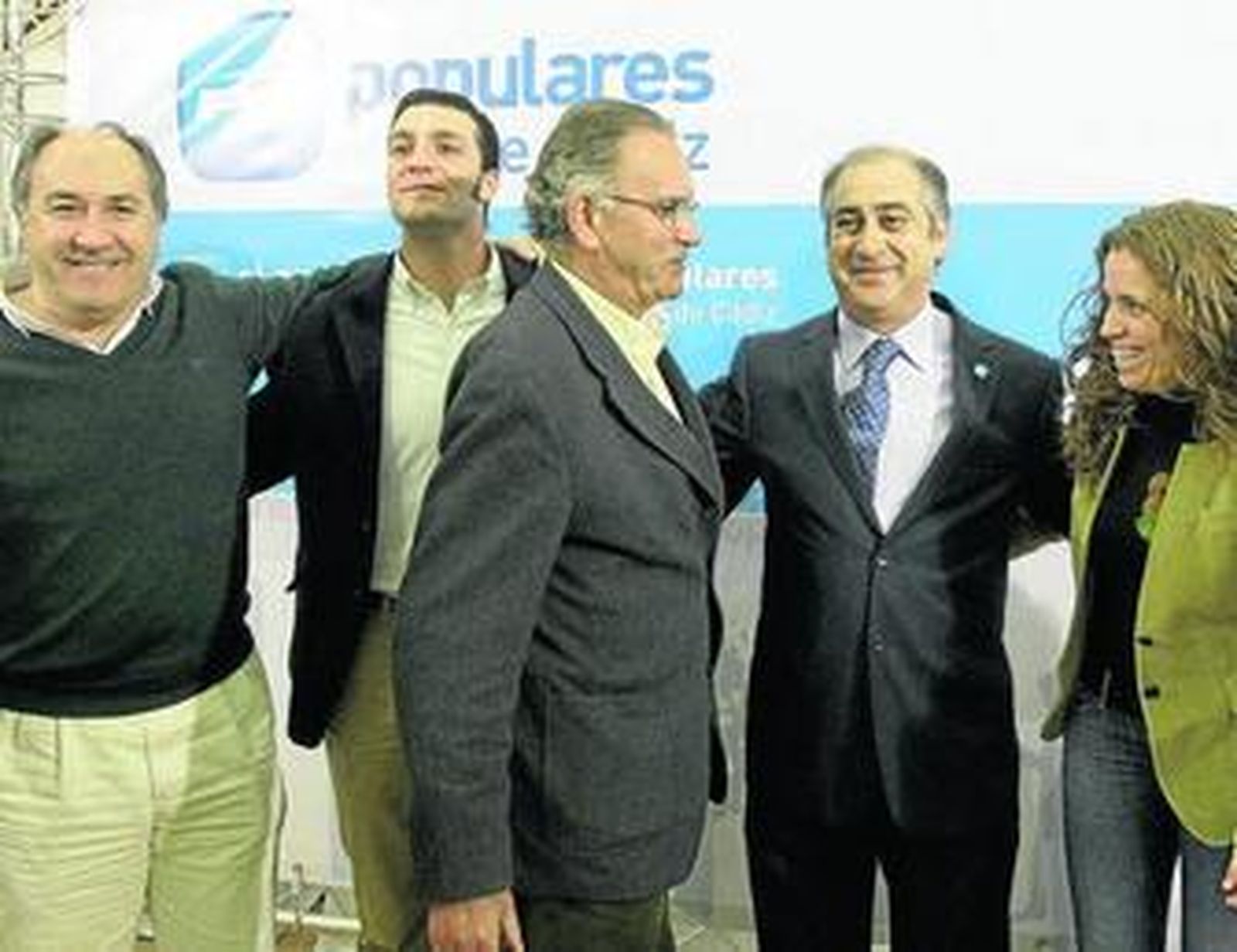 Francisco Pineda, con dirigentes municipales y provinciales del PP, durante la presentación de la candidatura.