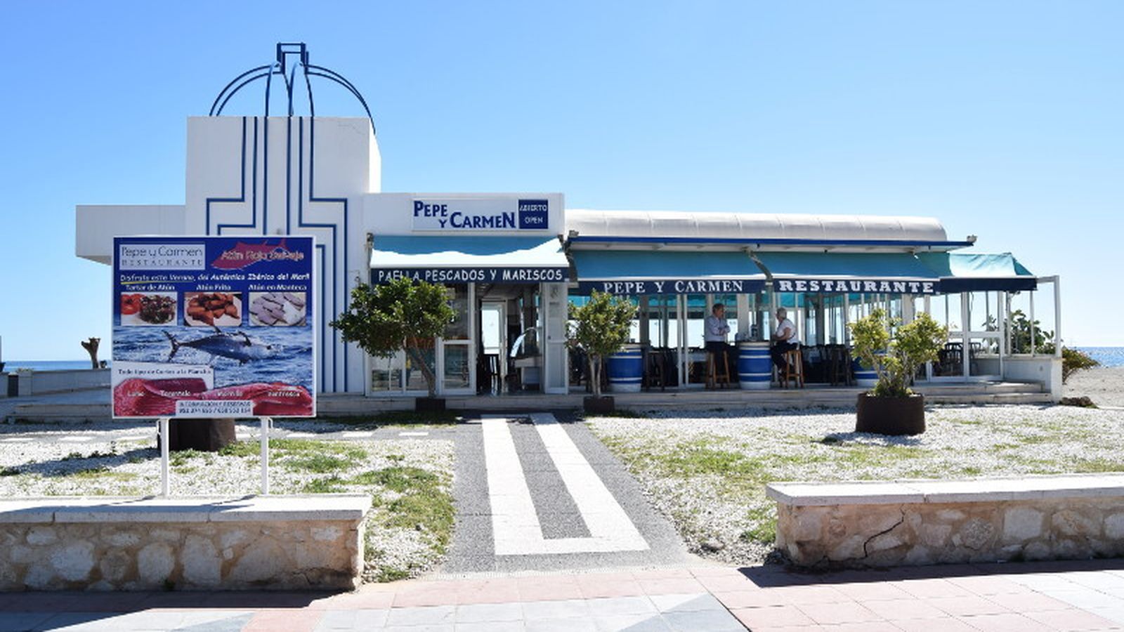 Acceso al chiringuito de Pepe y Carmen