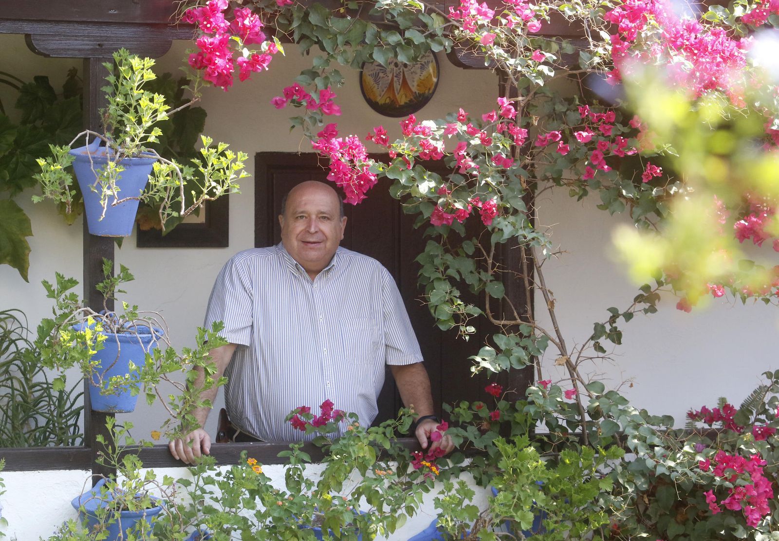 Miguel Ángel Roldán posa en el patio de San Basilio, 44, sede de la asociación que preside.