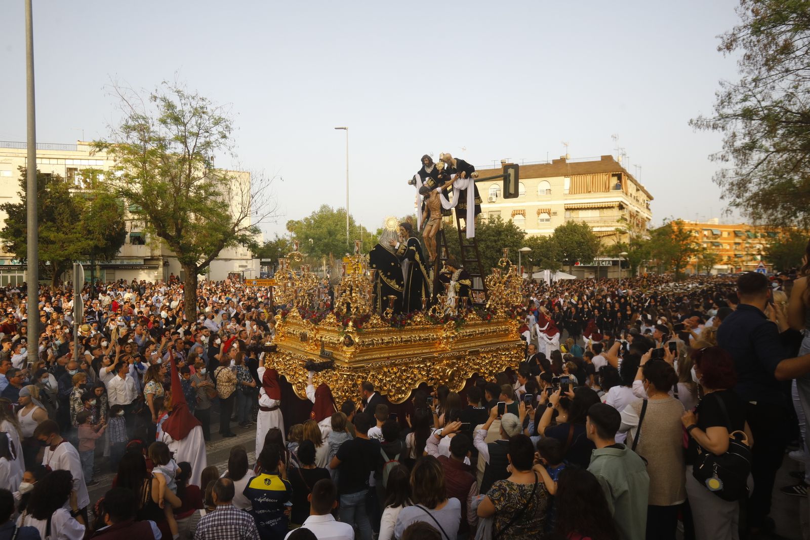 Viernes Santo en Córdoba: la procesión del Descendimiento, en imágenes