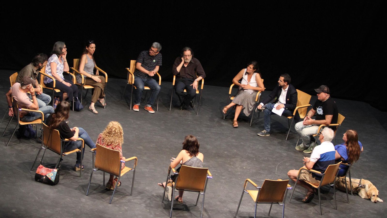 Sergio Pascual, con Auxiliadora Honorato y Miguél Ángel Bustamante, en círculo, en una reunión con representantes del mundo teatral