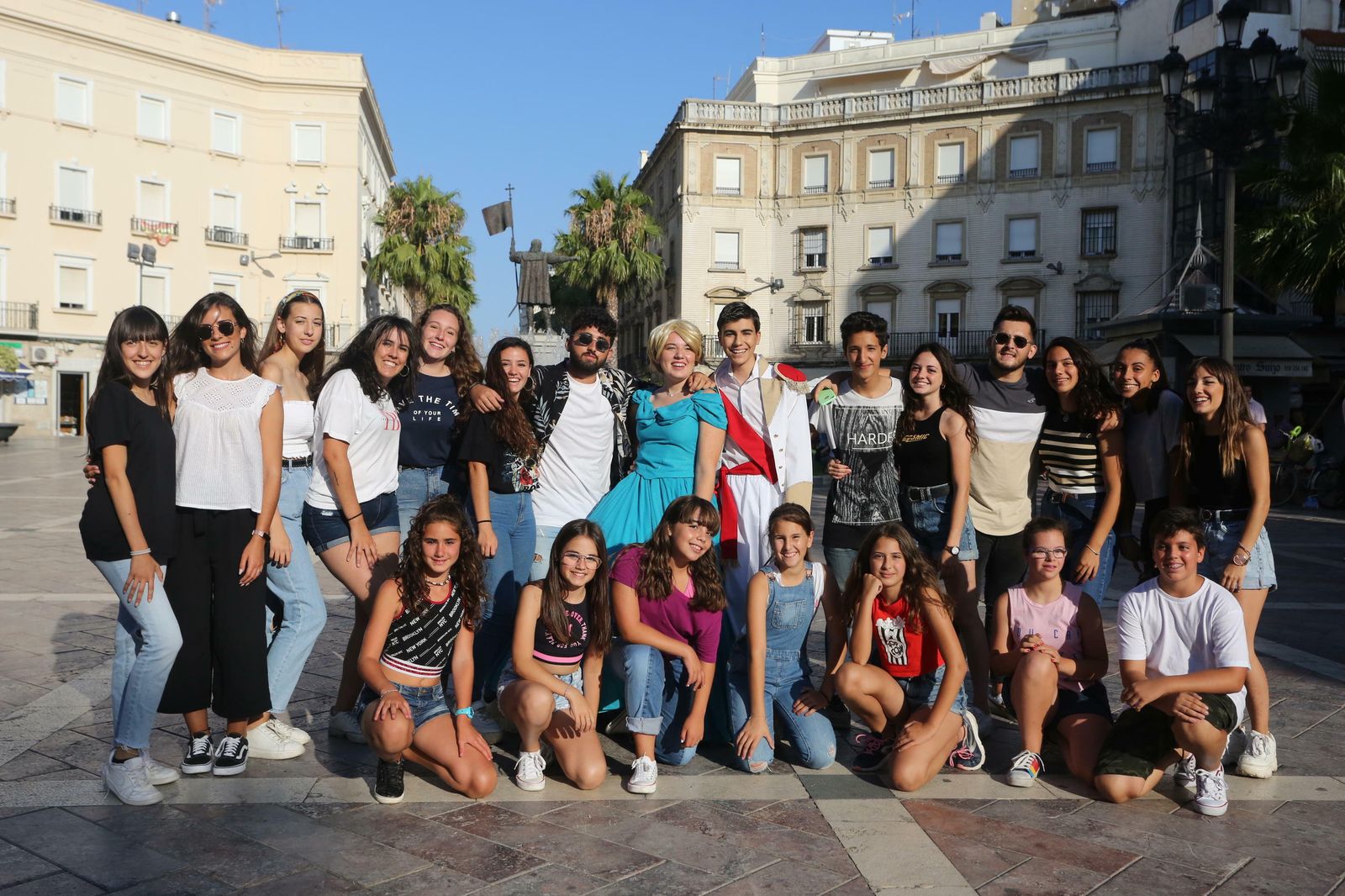 Integrantes de la Asociación Juvenil Carabela durante el 'flashmob' en la Plaza de las Monjas.