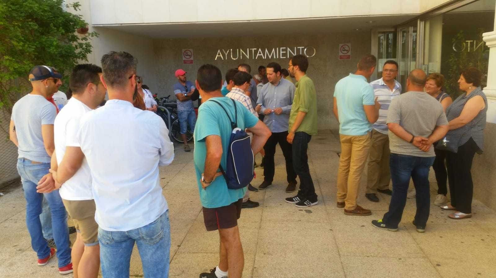 Imagen de la protesta que los trabajadores realizaron en  julio a las puertas del Ayuntamiento.