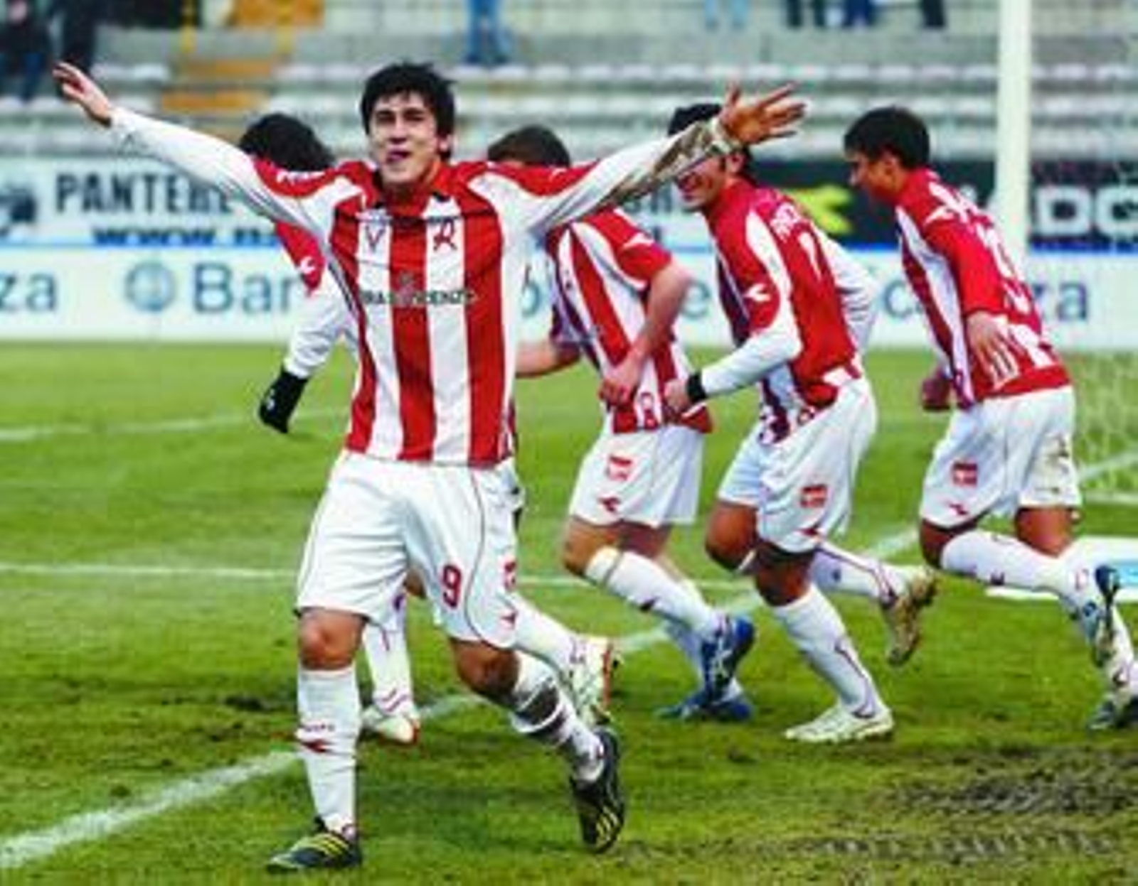 Forestieri celebra un gol conseguido con el Vicenza, donde jugó cedido la temporada pasada.