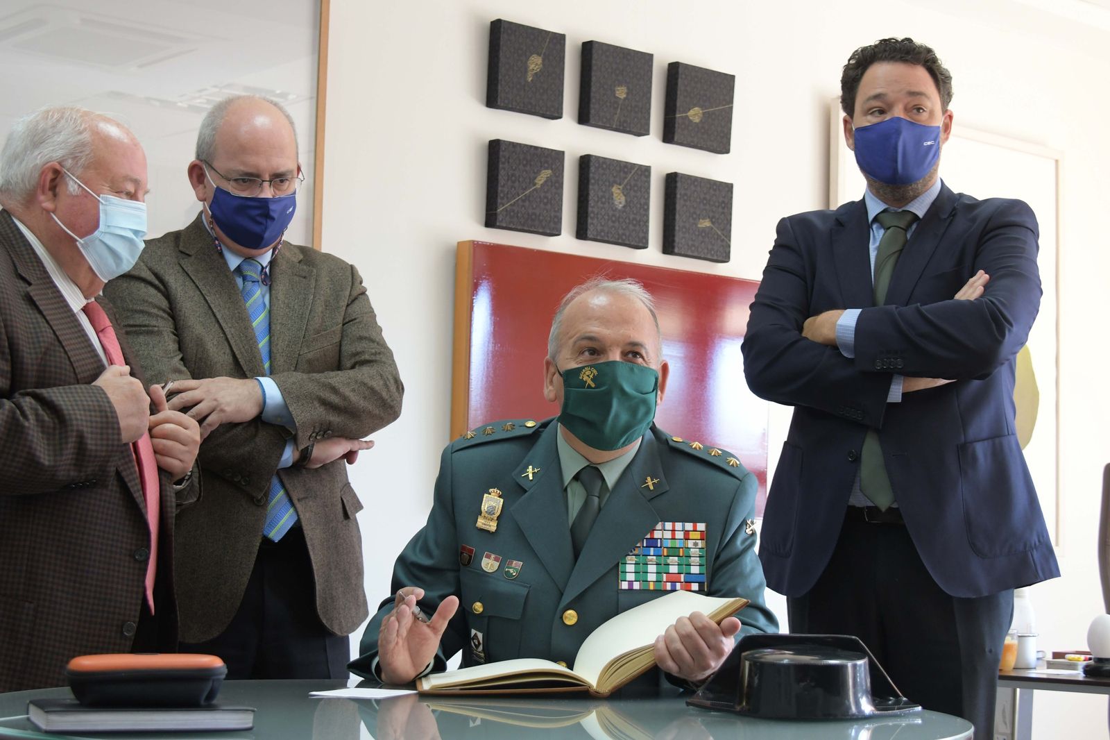 Jesús Núñez firma el libro de honor de la CEC.