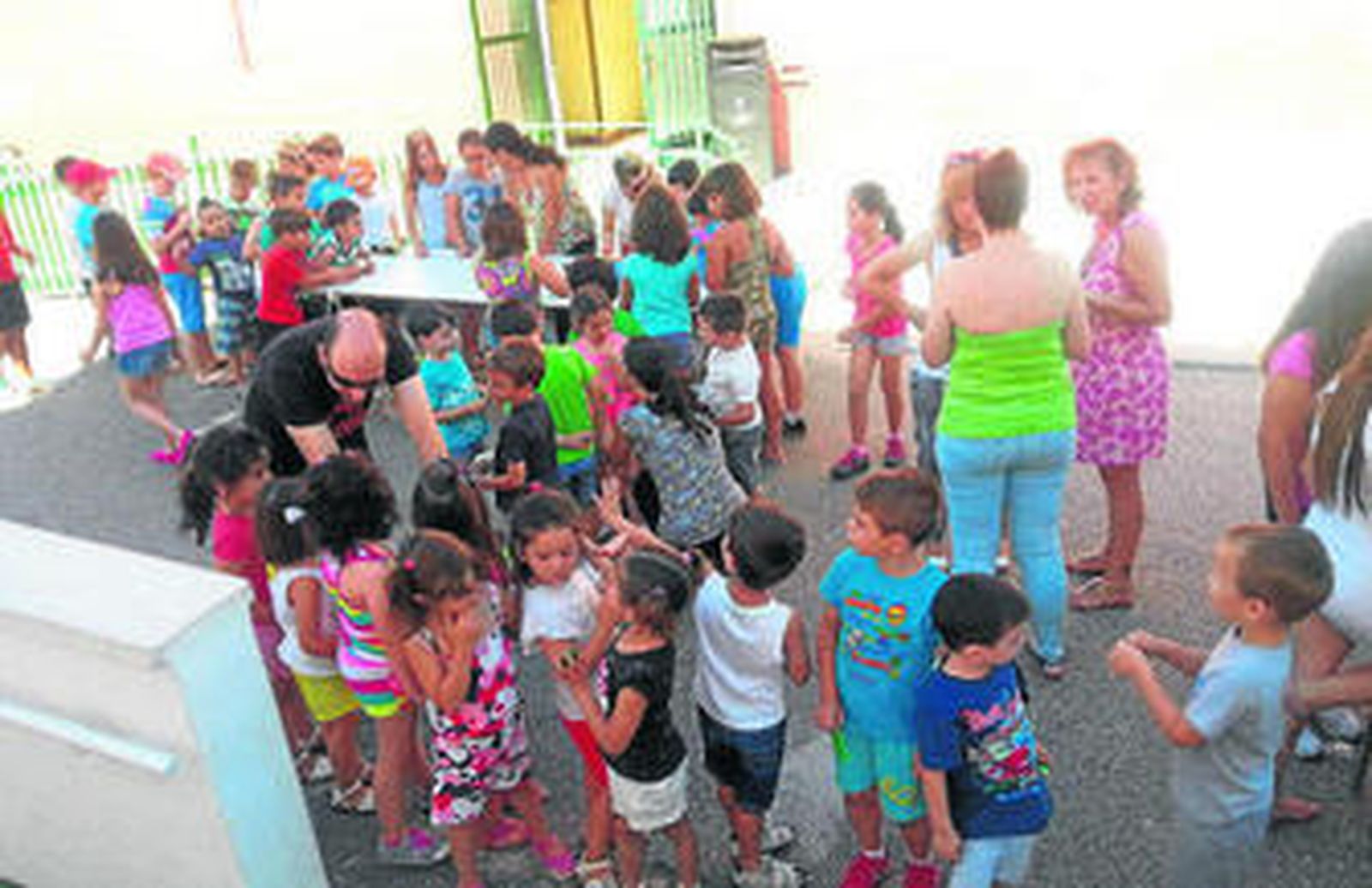 El Ayuntamiento trata de evitar la pérdida de uno de sus dos maestros ante la falta de alumnos.