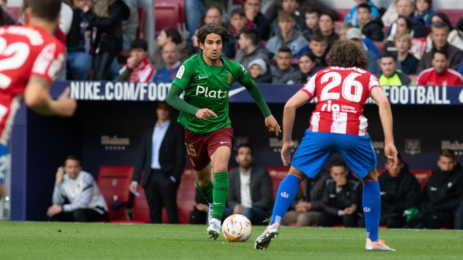 Álex Collado encara a Serrano en el choque jugado en el Wanda