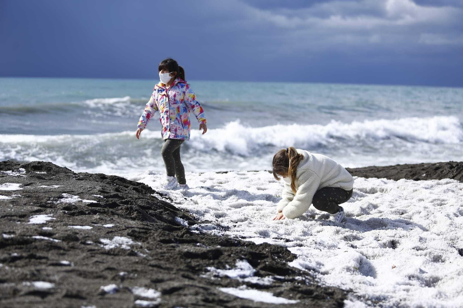 La granizada en la playa de Benajarafe, en fotos