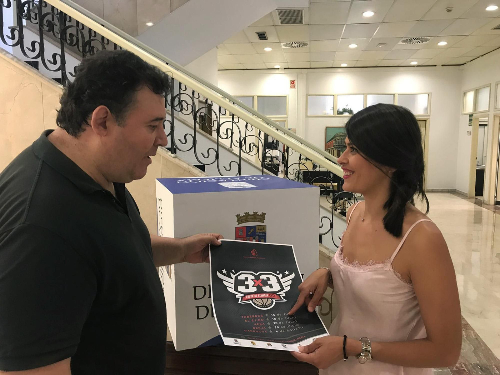 José Cara, delegado de la FAB, con Ángeles Martínez, diputada.