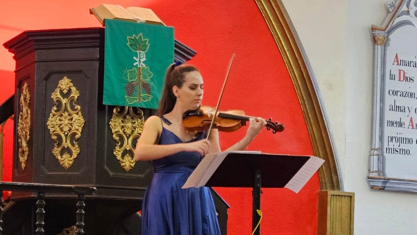 La violinista Esmeralda Jaumandreu durante el concierto que ofreció en la IEE El Buen Pastor, en San Fernando
