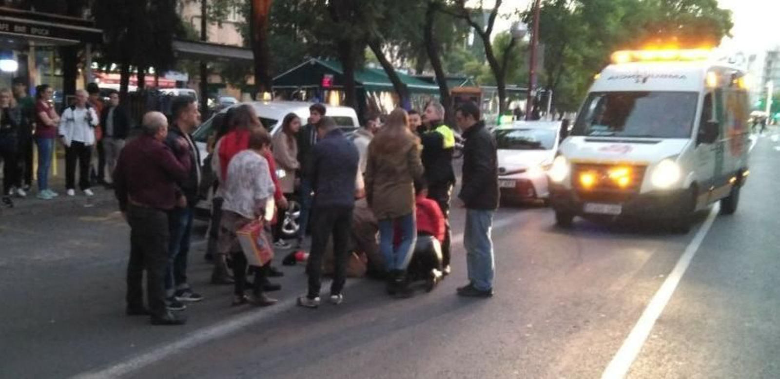 Varias personas se interesan por los heridos en el accidente. Varias personas se interesan por los heridos en el accidente.